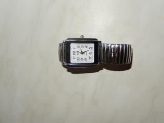 Náramkové hodinky kovovým páskem